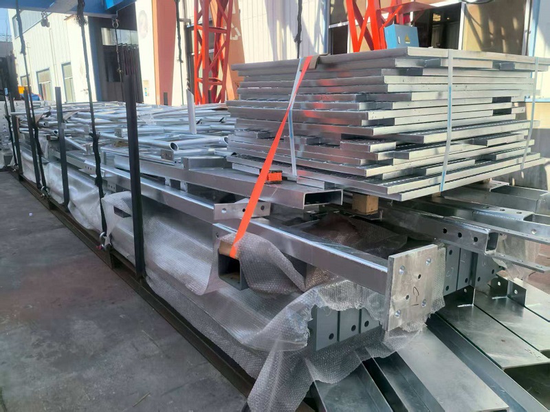 اسٹیل کی سیڑھیاں جزیرے کیمین میں پہنچتی ہیں: ایک نیا آرکیٹیکچرل عنصر اپنے ٹرانس پیسیفک سفر کا آغاز کرتا ہے